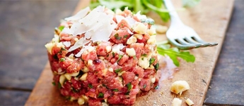 Tartare de bœuf aux noix, ail, persil et copeaux de parmesan