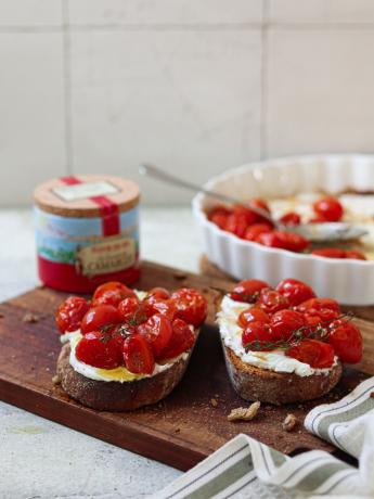 Toast met whipped feta en geroosterde tomaten
