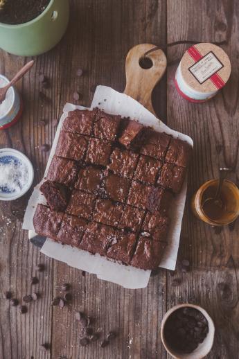 Makkelijke chocoladebrownie met gezouten karamel recepten