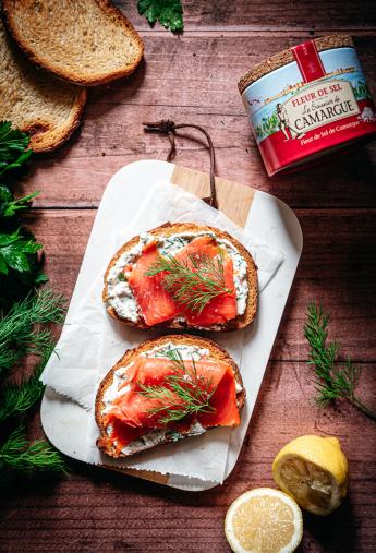 Toast met zalm, ricotta en verse kruiden recepten