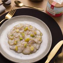 Noix de Saint-Jacques en carpaccio, Fleur de sel du Saunier de Camargue, Aneth, Zestes de citron jaune, Coeur de poireau, Huile d’olive et jus de citron frais