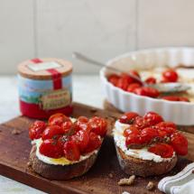 Toast met whipped feta en geroosterde tomaten 