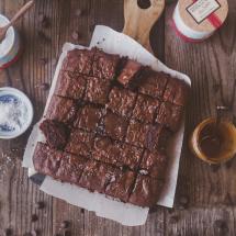 Makkelijke chocoladebrownie met gezouten karamel recepten