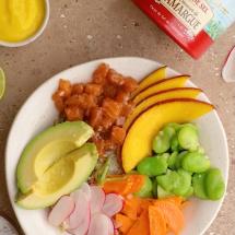 Poké bowl de quinoa, saumon mariné et sauce à la mangue 